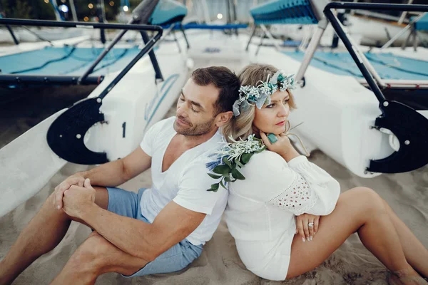 Casal adulto elegante em uma areia — Fotografia de Stock