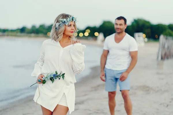 Elegante pareja adulta cerca del mar —  Fotos de Stock