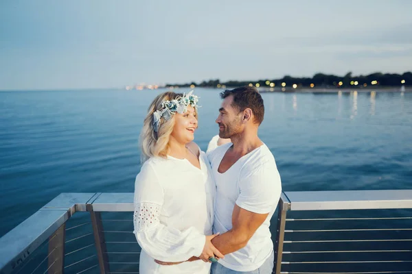 Elegante pareja adulta cerca del mar —  Fotos de Stock