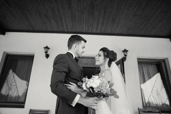 Sposa con sposo — Foto Stock