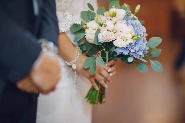 Невеста с женихом — стоковое фото