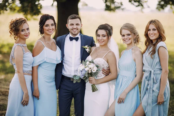 Пара с подружками невесты — стоковое фото