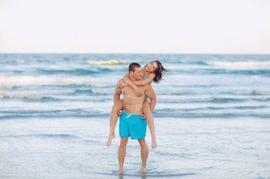 Sahilde güzel bir çift