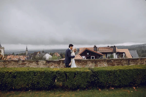 Novia y novio —  Fotos de Stock