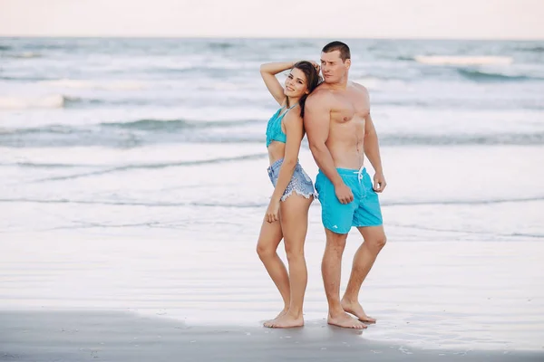 Beau couple sur la plage — Photo