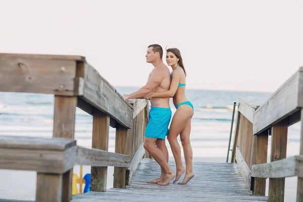 Belo casal na praia — Fotografia de Stock