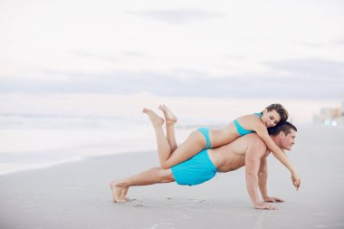 Sahilde güzel bir çift