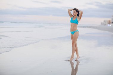 Sahilde güzel bir çift