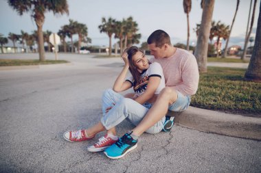 Sahilde güzel bir çift