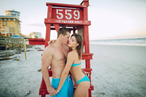 Belo casal na praia — Fotografia de Stock