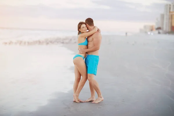 Belo casal na praia — Fotografia de Stock