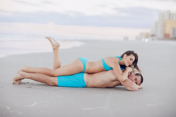 Hermosa pareja en la playa —  Fotos de Stock