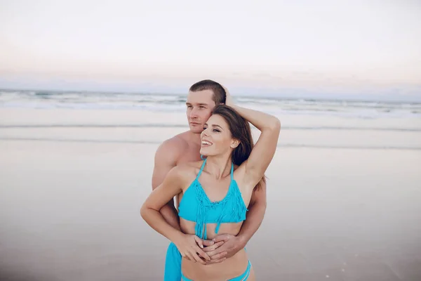 Hermosa pareja en la playa — Foto de Stock