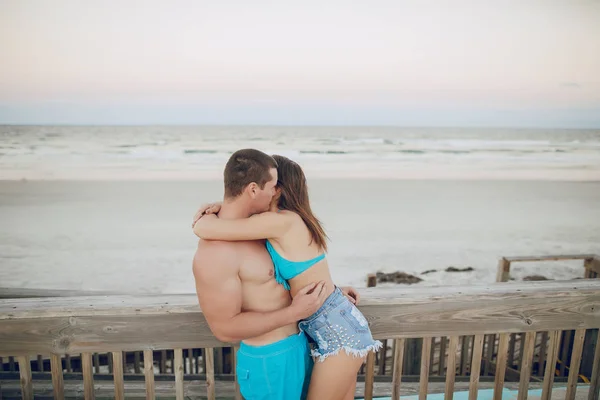 Giovane Coppia Sportiva Che Cammina Sulla Spiaggia Posa Fotografo — Foto Stock