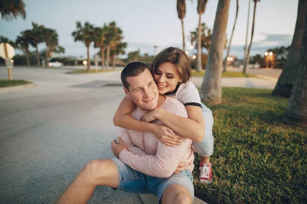 Belo casal na praia — Fotografia de Stock