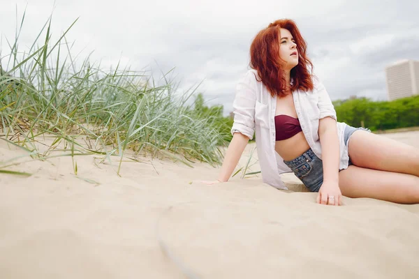 Menina bonita em uma praia — Fotografia de Stock