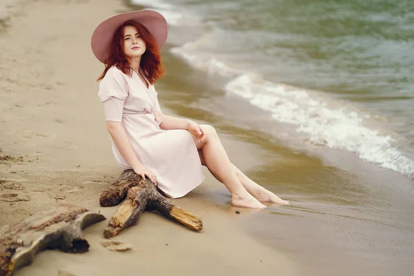 Pretty girl in a beach — Stock Photo, Image