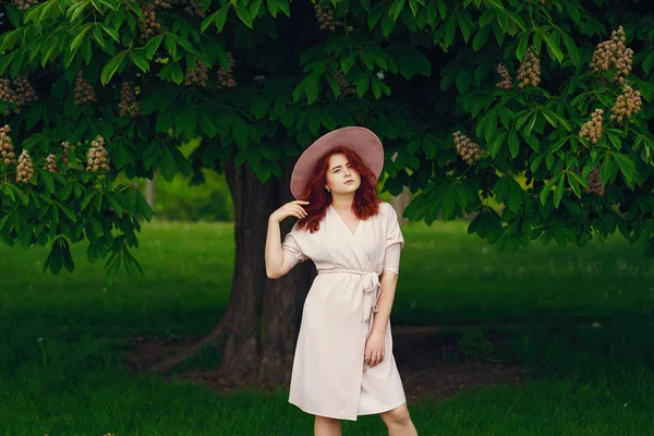 Pretty girl in a park — Stock Photo, Image