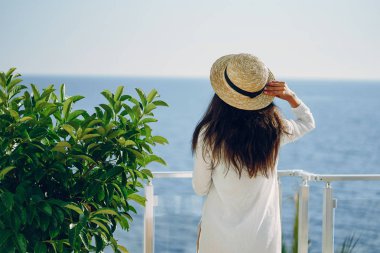 Deniz kenarında kız