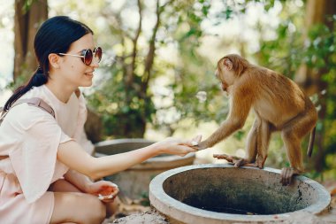 maymun ile oynayan kız