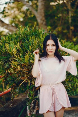 Tayland güzel bahçe tarafından oturan kız