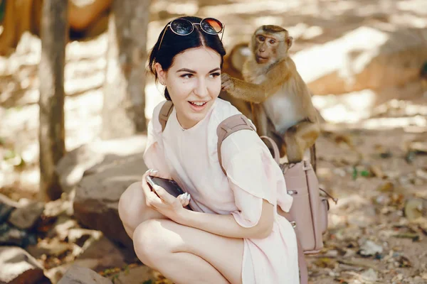 Maymun ile oynayan kız — Stok fotoğraf