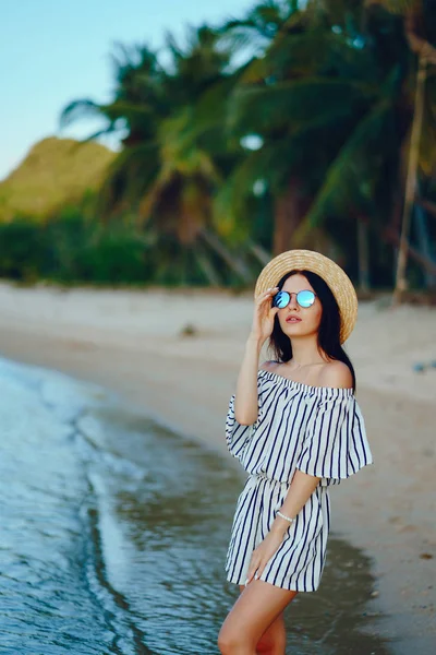 Menina bonita andando ao longo da praia — Fotografia de Stock