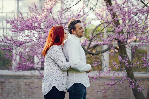 Família elegante em um parque — Fotografia de Stock