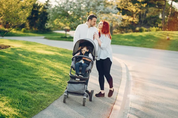 Nette Familie in einem sonnigen Park — Stockfoto