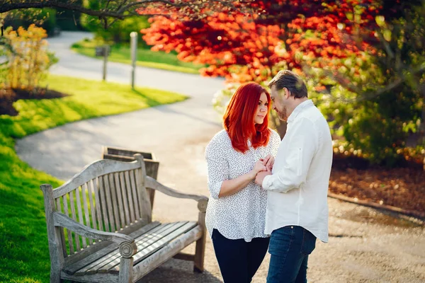 Eleganta familjen i en park — Stockfoto