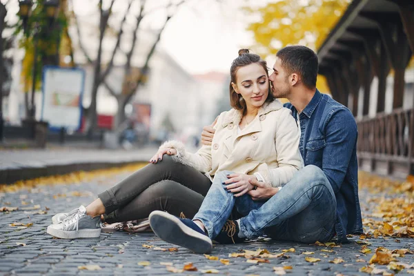 Casal sentado no chão — Fotografia de Stock