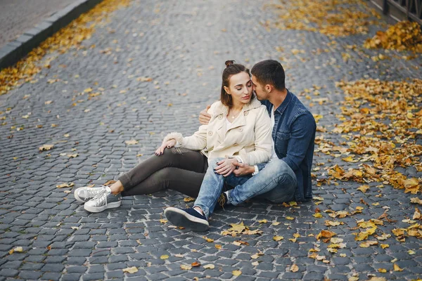 Casal sentado no chão — Fotografia de Stock