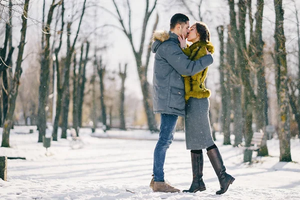 Felice coppia a piedi attraverso il parco in un giorno d'inverno soleggiato — Foto Stock