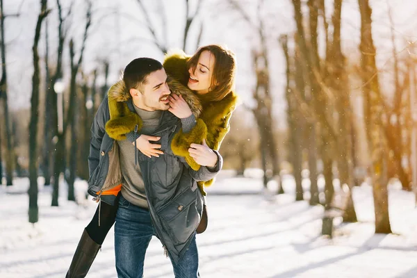 Casal Feliz Brincando Enquanto Caminhava Pelo Parque Dia Ensolarado Inverno — Fotografia de Stock