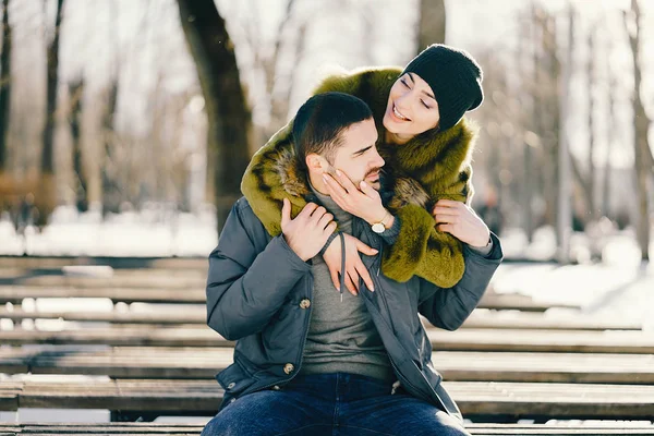 Casal feliz andando pelo parque em um dia ensolarado de inverno — Fotografia de Stock