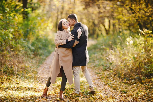 Couple in the park — Stock Photo, Image