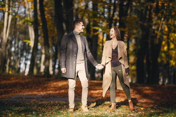 Couple in the park — Stock Photo, Image