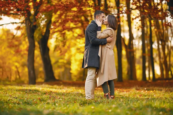 Paar im Park — Stockfoto