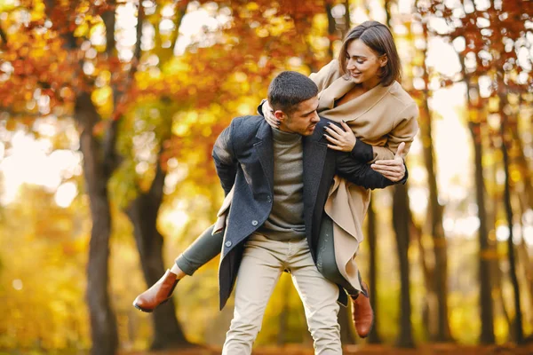 Couple dans le parc — Photo