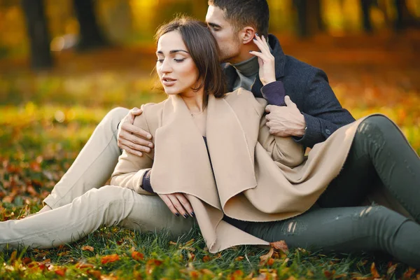 Casal no parque — Fotografia de Stock