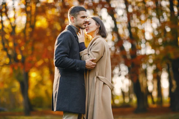 Casal no parque — Fotografia de Stock