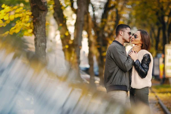 Casal saindo na cidade — Fotografia de Stock