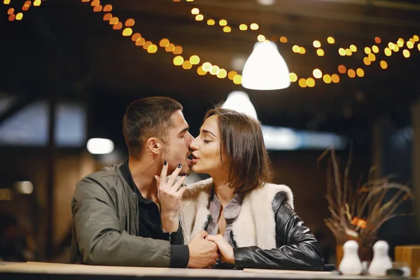 Paar küsst sich im Restaurant — Stockfoto