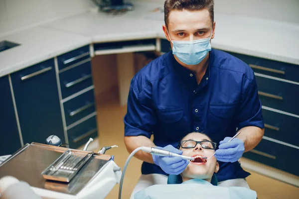 Dentista e paziente — Foto Stock