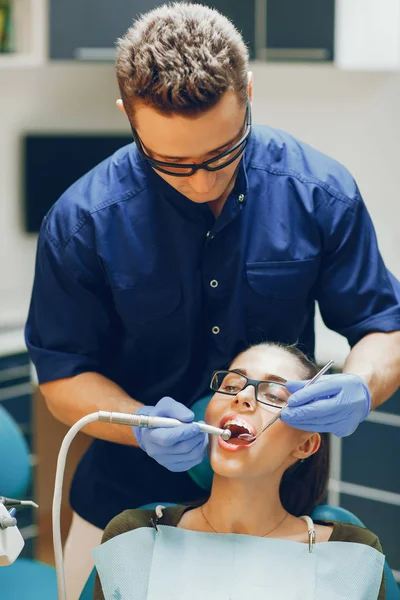 Dentista y paciente —  Fotos de Stock