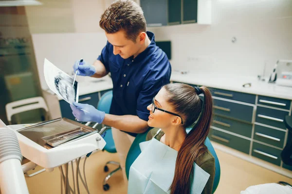 Dentista e paziente — Foto Stock