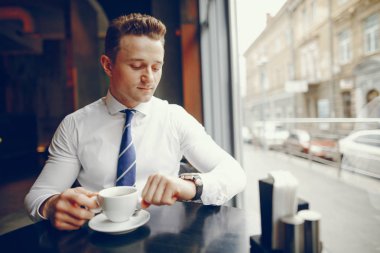 Bir işadamı ile bir takım elbise