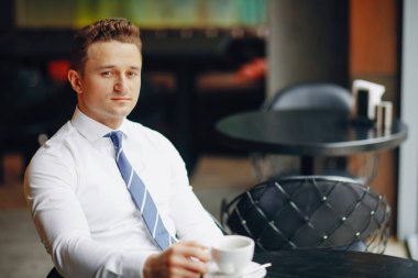 Bir işadamı ile bir takım elbise