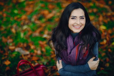 esmer kız rahatlatıcı parkta