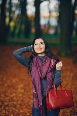 esmer kız rahatlatıcı parkta